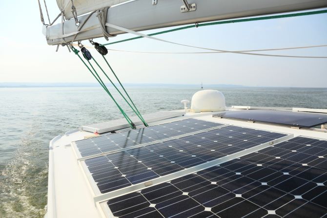 Kleine zonnepanelen op boot