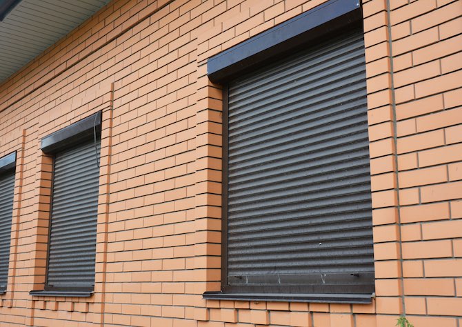 Surface-mounted roller shutter